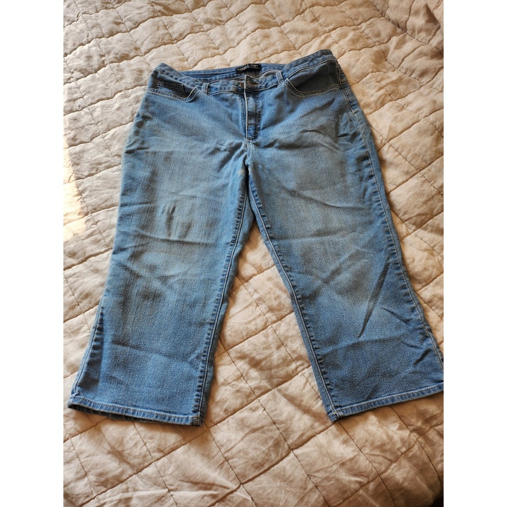 LEE by Riders Mid Rise Capri Jeans Women's Size 16 Medium Wash Blue